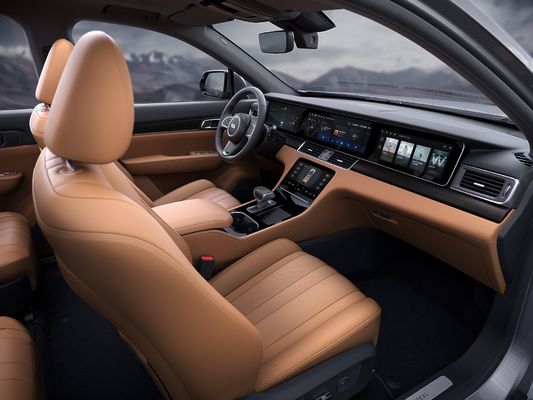 220km / h Plug In Hybrid SUV 700Km Range Four Screens ستة مقاعد السيارة الكهربائية