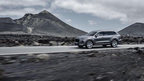 220km / h Plug In Hybrid SUV 700Km Range Four Screens ستة مقاعد السيارة الكهربائية