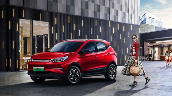 سيارة SUV كهربائية فاخرة بطول 301 كم