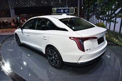 431 كم سيارة كهربائية سيدان عالية السرعة Hongqi E QM5 PLUS 160 كم / ساعة السرعة القصوى