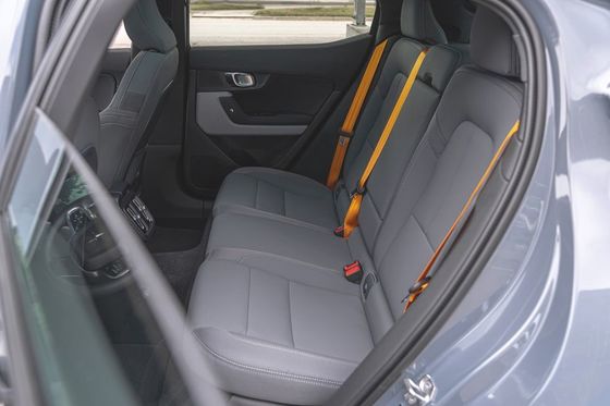 Polestar 2 سيارات كهربائية كبيرة 485 كم شحن سريع سيارات الدفع الرباعي 4 مقاعد 160 كم / ساعة