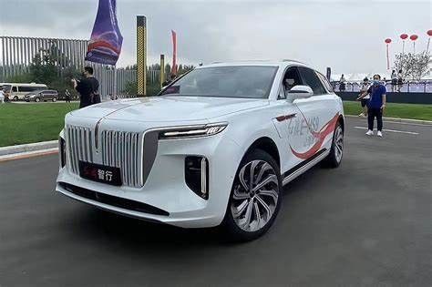 سيارات كهربائية فاخرة كبيرة SUV Hongqi E-HS9120 كيلو واط ساعة مدى 660 كم