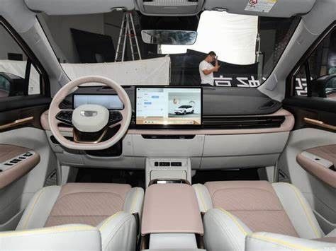 450km / 580km طويلة المدى EV SUV Geely Geometry M6 Luxury 5 Seater Electric SUV