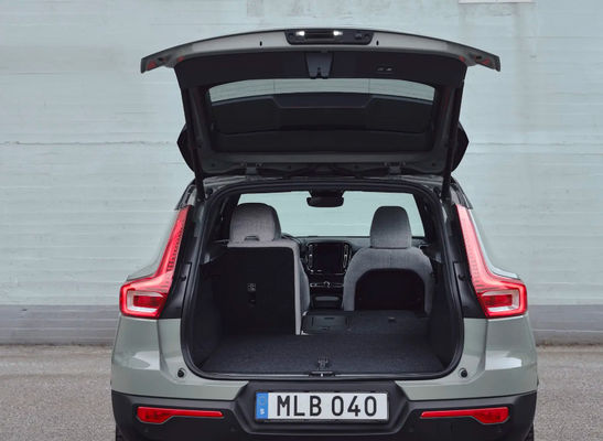 فولفو Xc40 للسيارات الكهربائية المتوسطة 160 كم / ساعة محرك كهربائي SUV بقوة 231 حصان