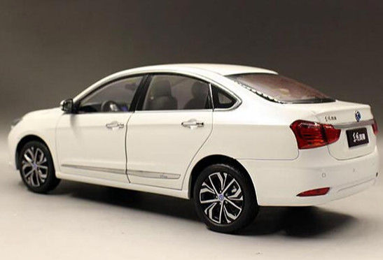 Dongfeng Pure EV Car Fengshen E70 للسيارات الكهربائية سيارة 150 كم / ساعة السرعة القصوى
