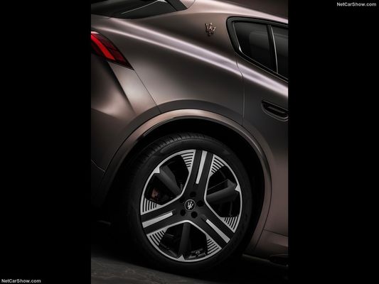 سيارة كهربائية خالية من الطاقة الجديدة مع 450 مدى وسرعة قصوى 325 كم / ساعة في مازيراتي غران توريسمو Folgore