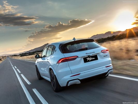 سيارة كهربائية خالية من الطاقة الجديدة مع 450 مدى وسرعة قصوى 325 كم / ساعة في مازيراتي غران توريسمو Folgore