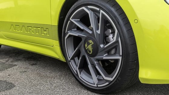 جميل و رياضي في سيارة أبارث 500هوت هيتش باك كهربائية ممتعة مثل البنزين 152P.S