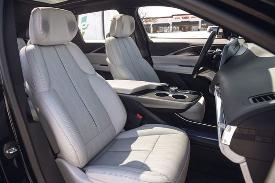 2024 كاديلاك ليريك 308 ميل المدى في مقصورة أكثر فخامة