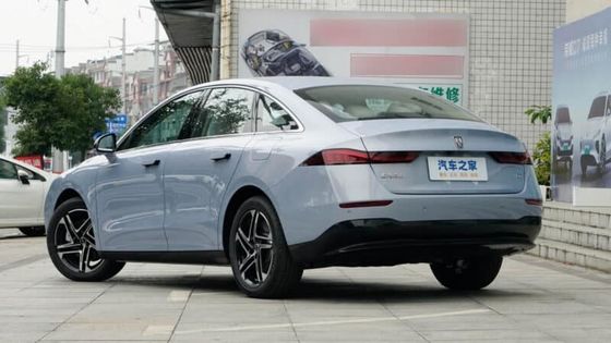 سيارة كهربائية لـ Roewe D7 EV مع RWD ، 197 حصان ، 0-100 كم / ساعة في 7.3 ثانية ، بطارية LFP 59,2 كيلوواط في الساعة ، 510 كم