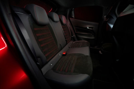 مبيعات مسبقة أكثر سيارات الفا روميو رياضية أول سيارة كهربائية ميلانو مع خيارين للدفع 156 و 240 في الساعة