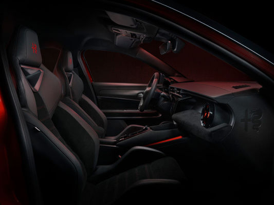 مبيعات مسبقة أكثر سيارات الفا روميو رياضية أول سيارة كهربائية ميلانو مع خيارين للدفع 156 و 240 في الساعة