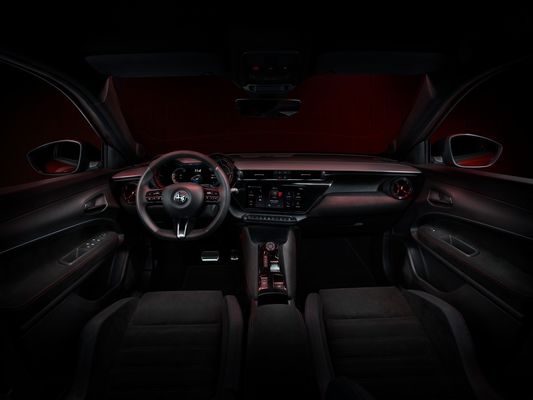 مبيعات مسبقة أكثر سيارات الفا روميو رياضية أول سيارة كهربائية ميلانو مع خيارين للدفع 156 و 240 في الساعة