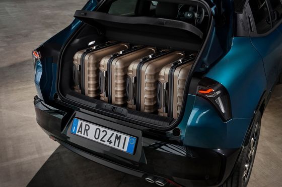 مبيعات مسبقة أكثر سيارات الفا روميو رياضية أول سيارة كهربائية ميلانو مع خيارين للدفع 156 و 240 في الساعة