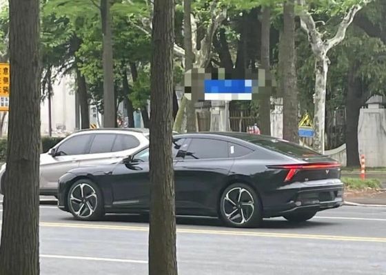 أشهر عرض للسيارات في بكين جييو07 200 كيلوواط قوة المحرك 27 واط؛S سيارة كهربائية نقية مع سرعة قصوى عند 200 كم / ساعة