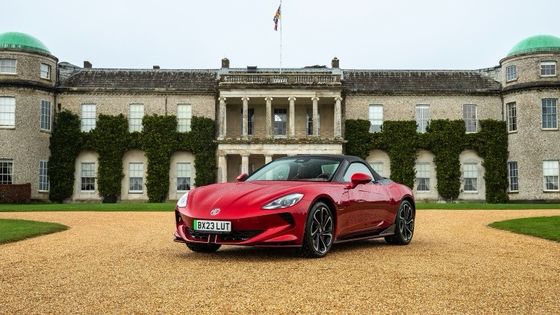 MG Cyberster Trophy سيارة رياضية كهربائية كاملة بطاقة 335 حصان و 350 باوند من الدوران