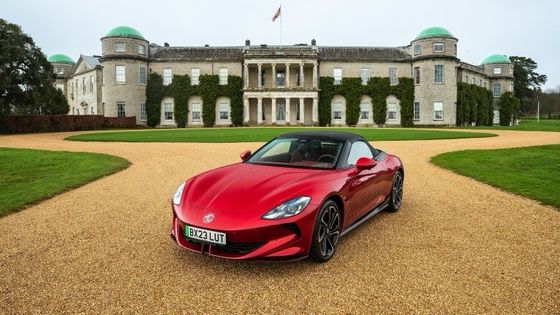 MG Cyberster Trophy سيارة رياضية كهربائية كاملة بطاقة 335 حصان و 350 باوند من الدوران