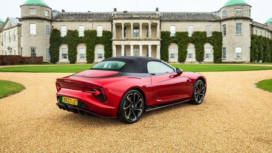 MG Cyberster Trophy سيارة رياضية كهربائية كاملة بطاقة 335 حصان و 350 باوند من الدوران