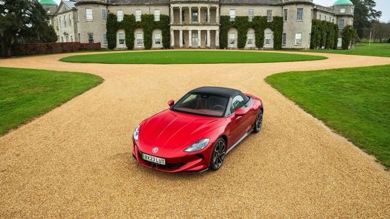 MG Cyberster Trophy سيارة رياضية كهربائية كاملة بطاقة 335 حصان و 350 باوند من الدوران