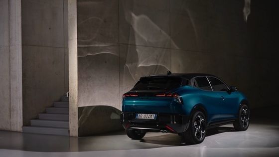 أول سيارة الكهربائية المدمجة ألفا روميو جونيور الكهربائية مع بطارية 54.8 كيلوواط و أقصى طاقة 158 كيلوواط