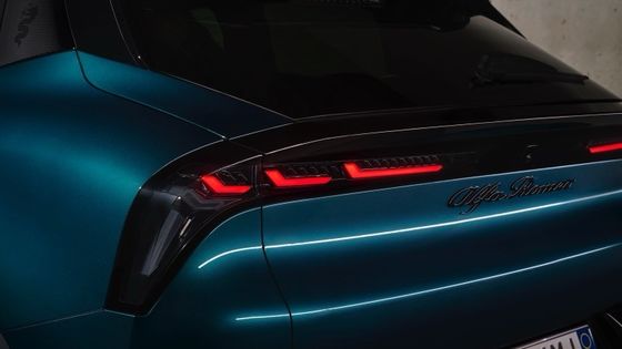 أول سيارة الكهربائية المدمجة ألفا روميو جونيور الكهربائية مع بطارية 54.8 كيلوواط و أقصى طاقة 158 كيلوواط