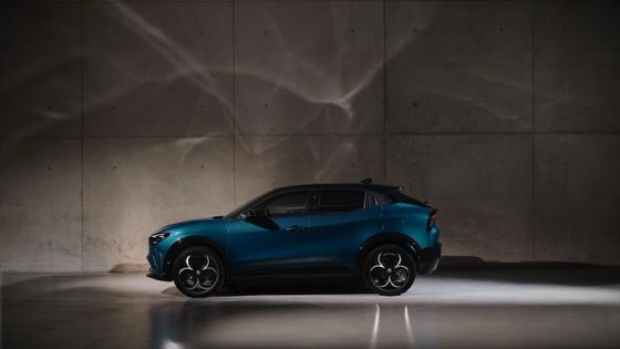 أول سيارة الكهربائية المدمجة ألفا روميو جونيور الكهربائية مع بطارية 54.8 كيلوواط و أقصى طاقة 158 كيلوواط