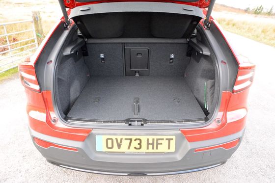 كل جولة EV فولفو EC40 المحرك التوأم النهائي مع WLTP 326 ميل 4.7sec تسارع من 0-62mph 408 حصان من المحرك