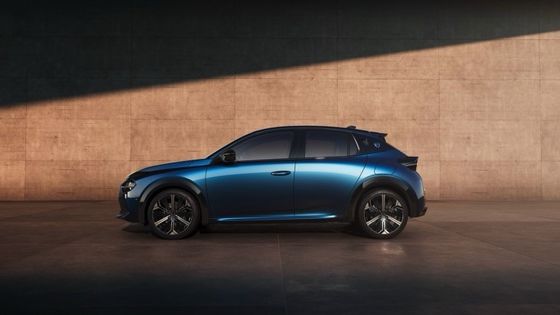 السيارة الكهربائية الأولى من "لانشيا إيبسيلون" المحدودة بمحرك مقعد في الأمام لـ 154 حصان و 260 نايتومتر