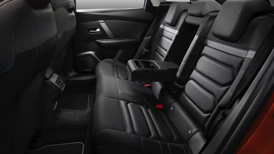 قيادة لائقة سيترون E-C4 مع 115 كيلوواط (156 حصان) قوة في 150 كم / ساعة السرعة القصوى 54 كيلوواط بطارية ليثيوم أيون