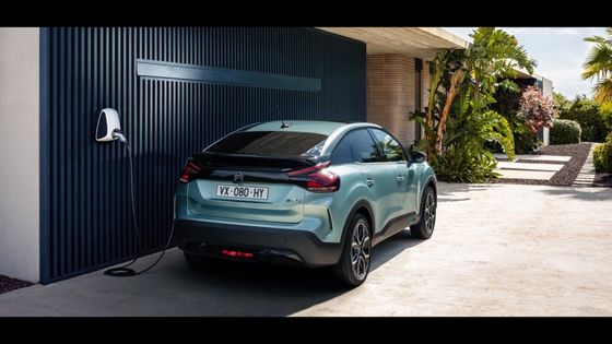 قيادة لائقة سيترون E-C4 مع 115 كيلوواط (156 حصان) قوة في 150 كم / ساعة السرعة القصوى 54 كيلوواط بطارية ليثيوم أيون