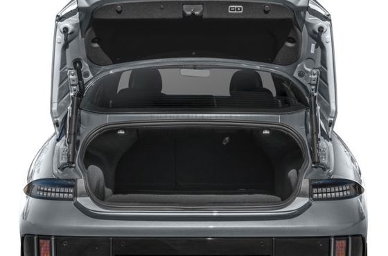 السيارة الكهربائية الأكثر كفاءة من حيث الطاقة هي هيونداي إيونيك 6 السيارة الكهربائية النقية مع أقصى مدى 361 ميل تغطي 4.17 ميلا / كيلوواط مدى طويل