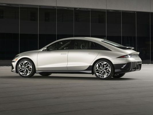 السيارة الكهربائية الأكثر كفاءة من حيث الطاقة هي هيونداي إيونيك 6 السيارة الكهربائية النقية مع أقصى مدى 361 ميل تغطي 4.17 ميلا / كيلوواط مدى طويل