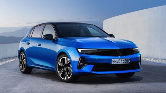 سيارة كهربائية مريحة في أوبل أسترا الكهربائية مع بطارية 54 كيلوواط 150 كيلوواط من طاقة المحرك عند سرعة قصوى 170 كم / ساعة