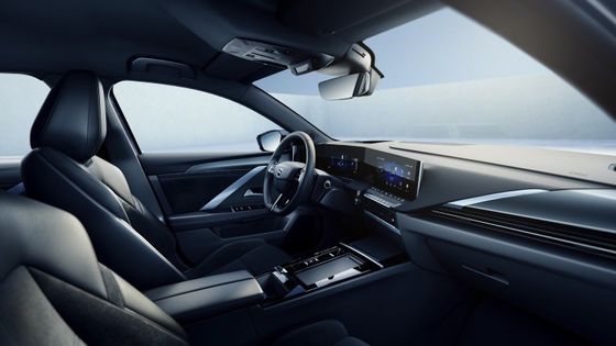 سيارة كهربائية مريحة في أوبل أسترا الكهربائية مع بطارية 54 كيلوواط 150 كيلوواط من طاقة المحرك عند سرعة قصوى 170 كم / ساعة