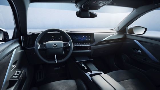 سيارة كهربائية مريحة في أوبل أسترا الكهربائية مع بطارية 54 كيلوواط 150 كيلوواط من طاقة المحرك عند سرعة قصوى 170 كم / ساعة