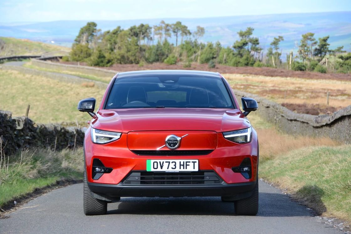 كل جولة EV فولفو EC40 المحرك التوأم النهائي مع WLTP 326 ميل 4.7sec تسارع من 0-62mph 408 حصان من المحرك